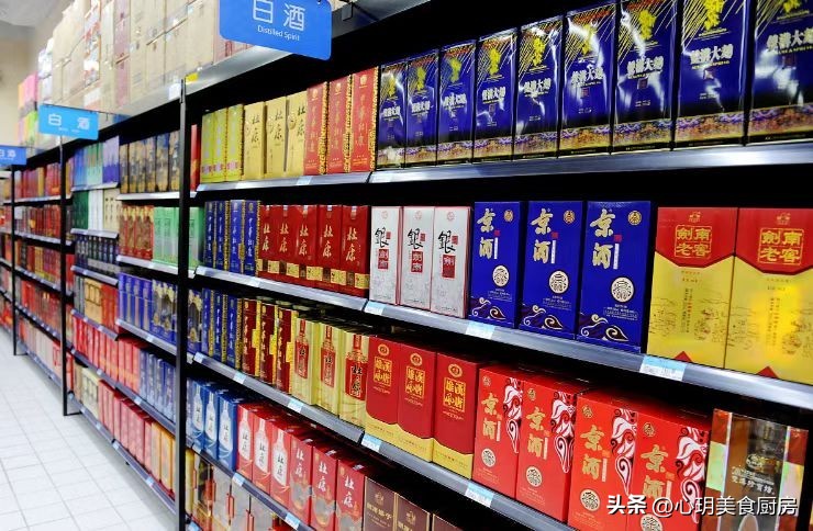 往白酒里倒潮湿的东西,往白酒里倒水能喝么