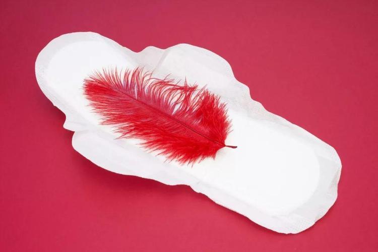 21岁女学生，偷用卫生棉条被卡住，去医院求助，医生苦笑：用错了