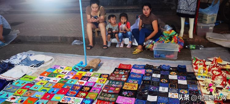 中国小伙在老挝自驾游,老两口自驾游中国