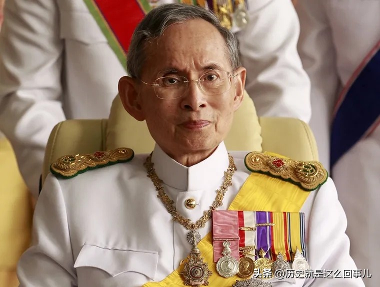 泰国国王拉玛九世死后照片,泰国国王拉玛九世出家