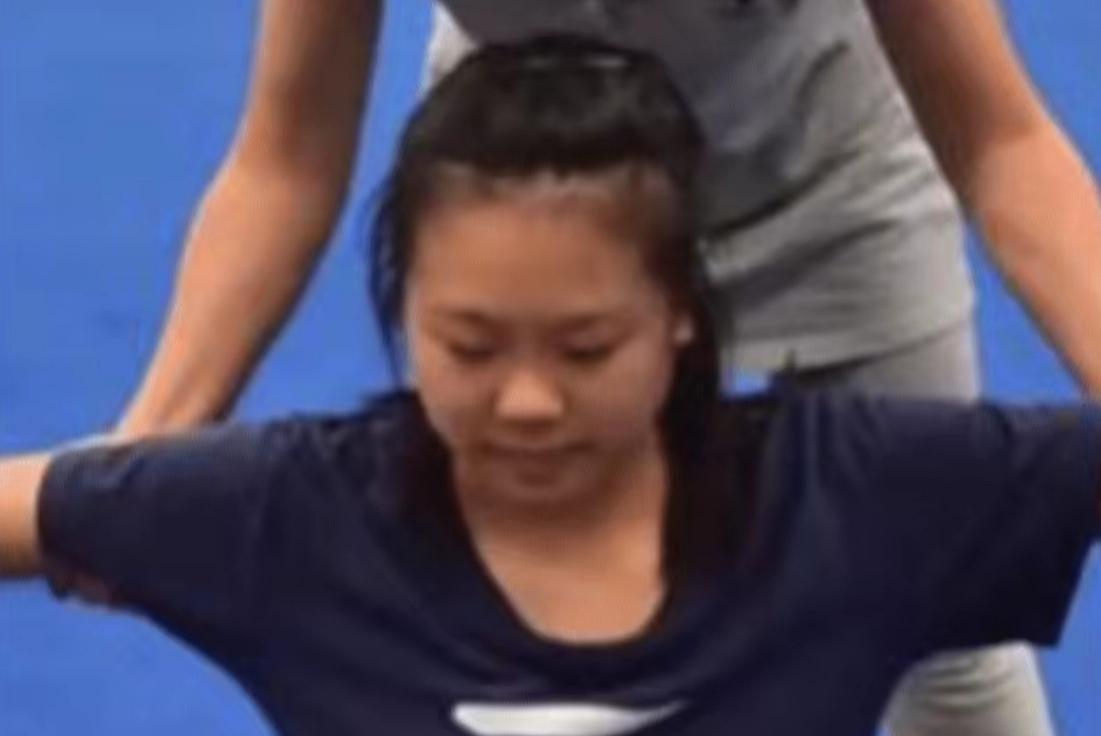 那个高考发疯的女孩现状,高考一字马女孩现状如何