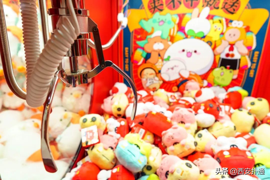 最近很火的夹娃娃机,夹娃娃机超大手办
