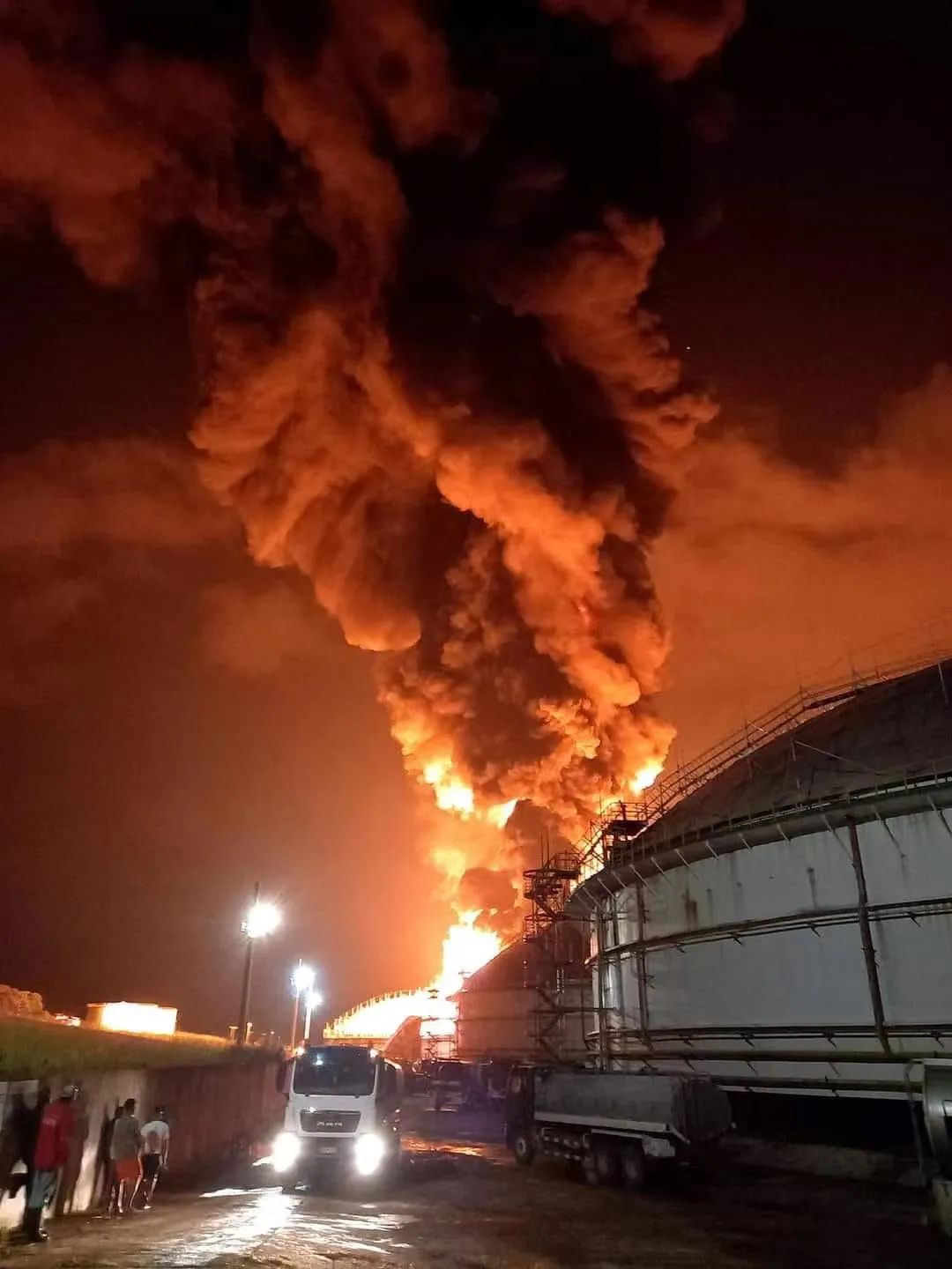 仍在救援！原油储罐发生爆炸！1人死亡，125人受伤！