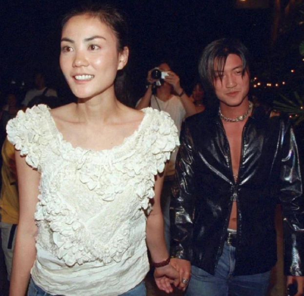 王菲牵手谢霆锋，张柏芝泪目送祝福，到底谁才是真爱