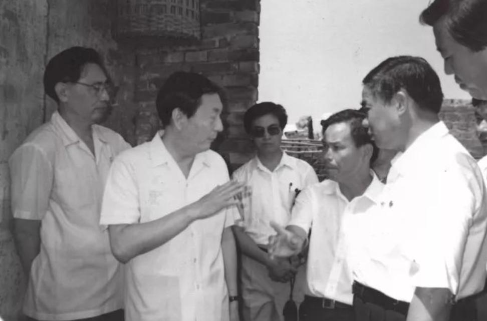 95年*镕基朱**泪洒小山村,贫困父母借钱送娃上学:总理说孩子是希望