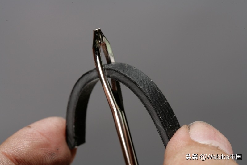 摩托爆胎要换还是修,摩托车爆胎时驾驶人怎么操作