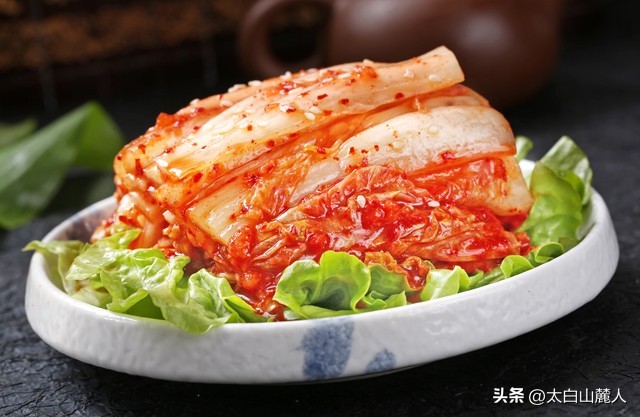 我们两个近邻――一个打仗爱偷袭别人，一个爱偷盗别人文化!