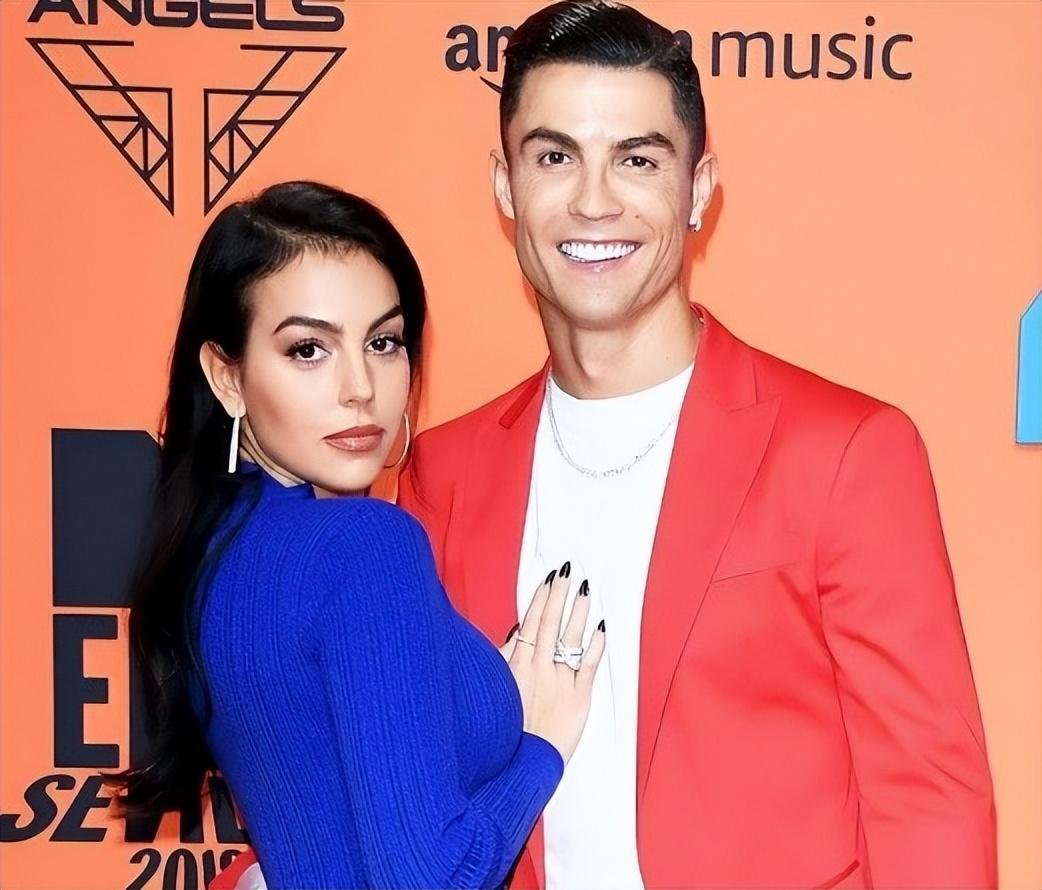 乔治娜晒c罗亲吻她脸颊照,乔治娜晒与c罗合照一生挚爱