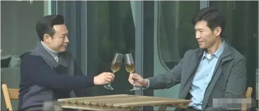 《狂飙》中的供电局长杨健，现实中能贪多少钱？让人想不到