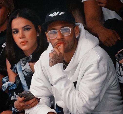 梅西获得金球奖c罗握手梅西,梅西工资卡给老婆