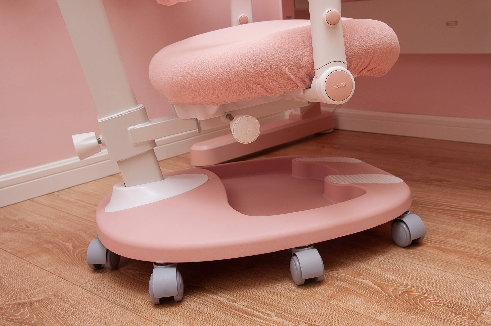 黑白调儿童桌椅——星空号评测帮助孩子养成良好坐姿习惯