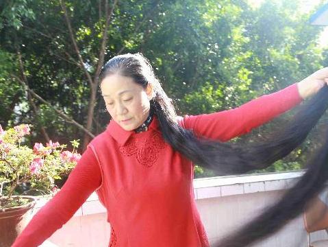 50岁烫小卷中长头发,烫头发女中长发推荐不要太卷