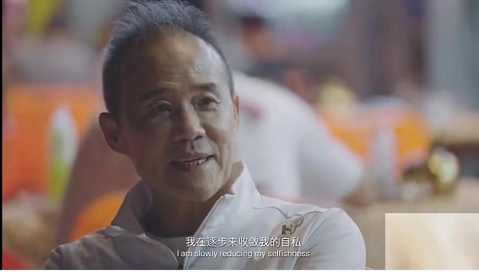 王石爱妻田朴珺裹浴巾出镜，肩膀两大处红肿伤痕，素颜模样变化大