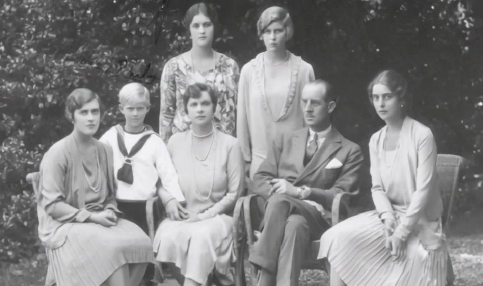 1939年，13岁未来女王遇见19岁落魄王子，两人一见钟情，然后呢