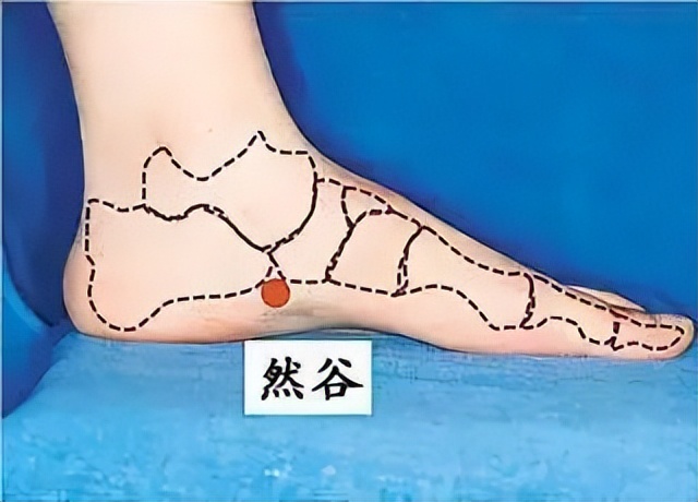 秋冬嘴唇干裂出血是怎么回事,冬天嘴唇干裂出血是什么原因