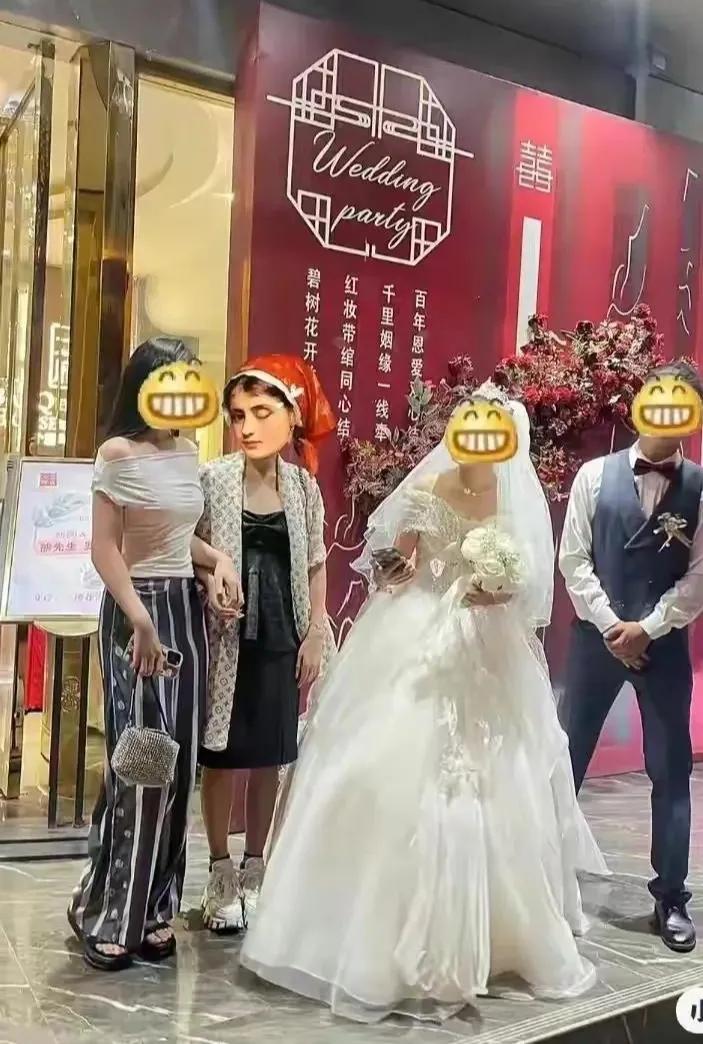 姐妹旅游偶遇吃席,女子旅游遇婚宴随礼200元吃席pk