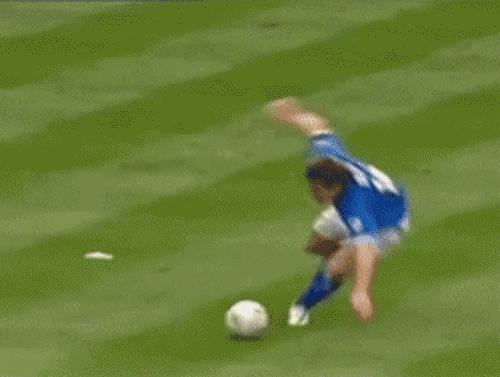 足球场上搞笑视频,盘点足球十大搞笑瞬间