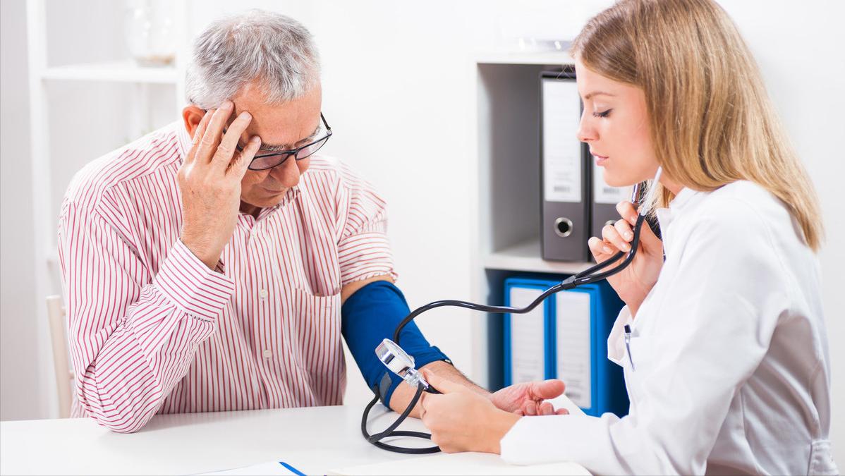 家人突发脑出血咋办？医生教你家庭急救办法，身边有高血压的请看