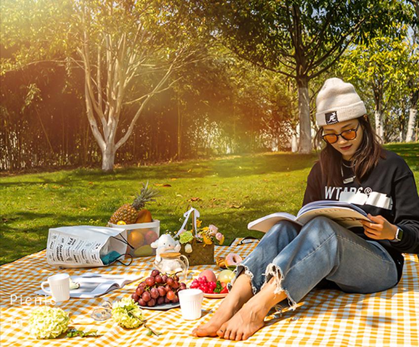 一家在阳台划船露营,在家楼顶天台野餐露营