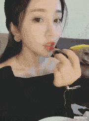 今天过来按脚，恰巧碰见了前女友，我该怎么化解尴尬呢？