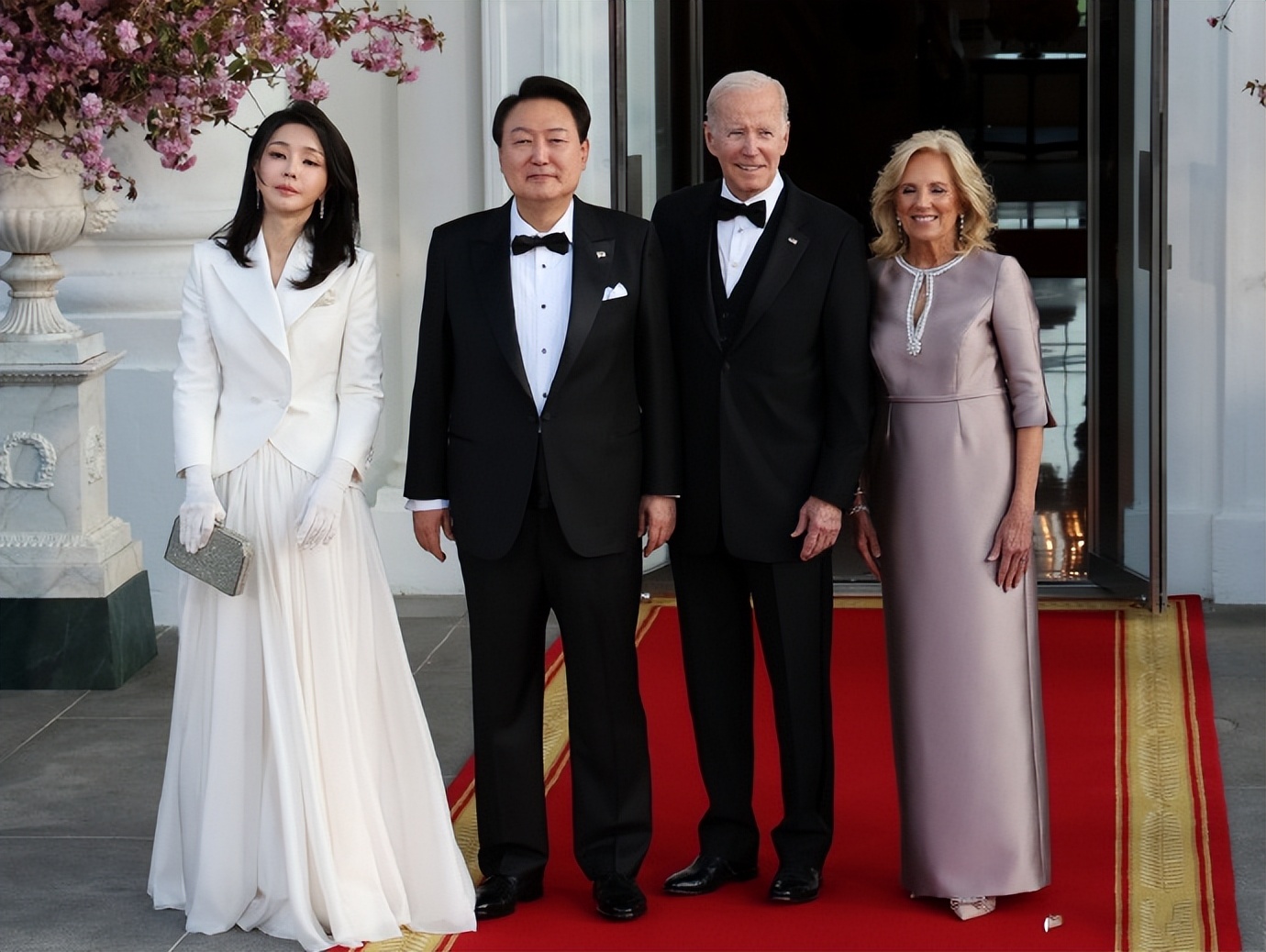 韩第一夫人年轻照片,韩第一夫人穿军装