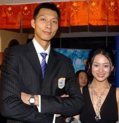 易建联生了几个孩子,易建联和荆灵近照