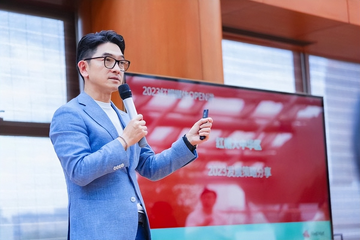 Domorewithless：多云时代的红帽“加减法”