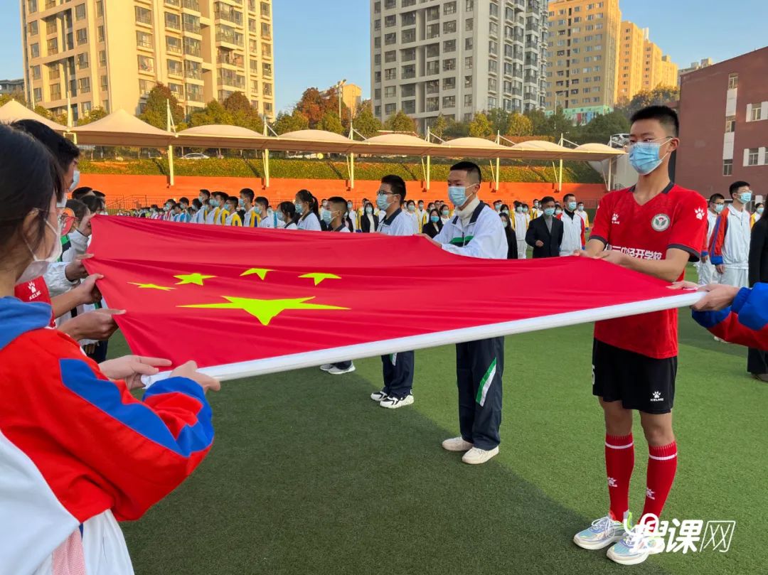 千名学生传递巨幅国旗,开学典礼百人传旗