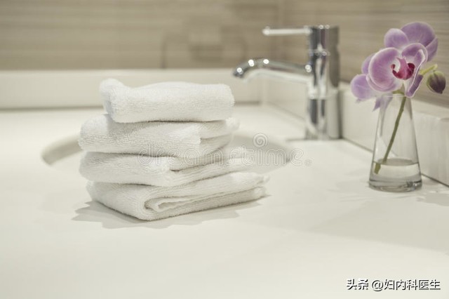 得了灰指甲不治疗会怎么样,灰指甲症状与治疗的费用大概多少