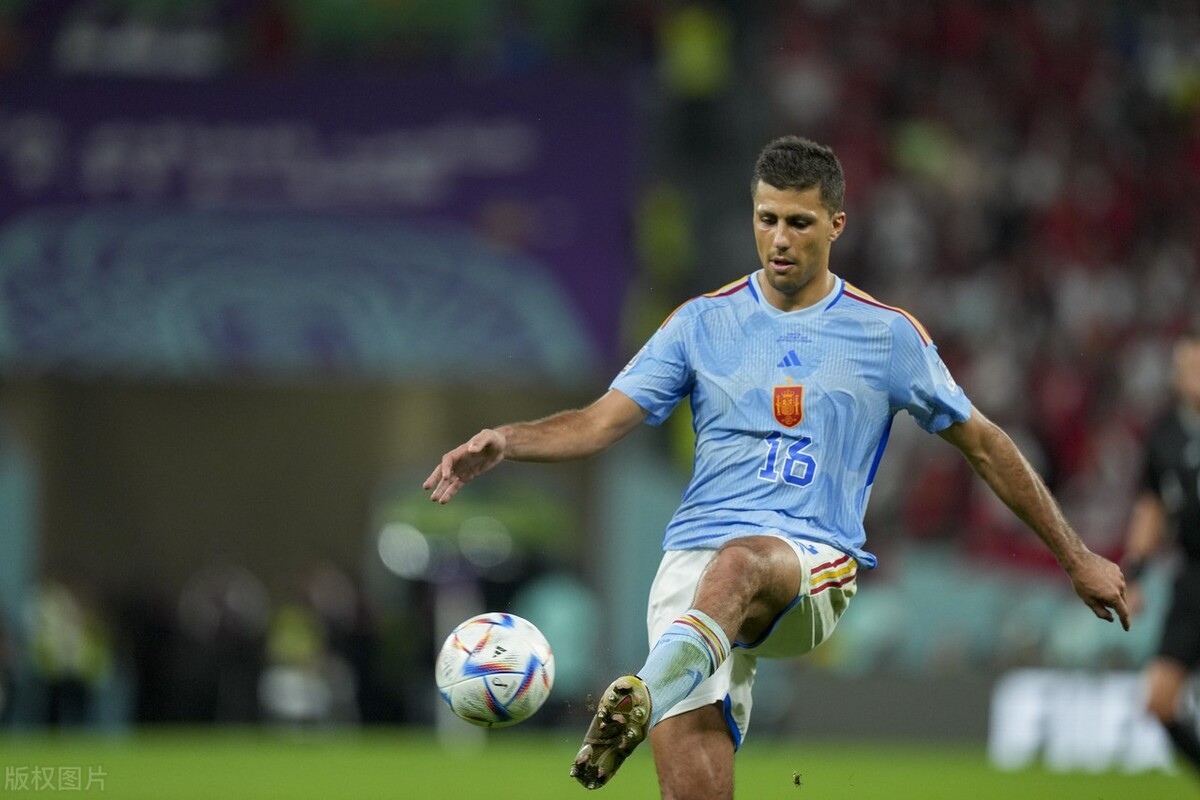 “胖虎”的缺失——足坛后腰的多种战术组合