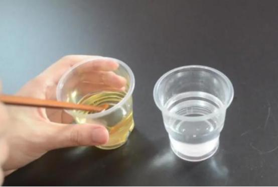 白酒中滴几滴油怎么办,白酒里滴入食用油