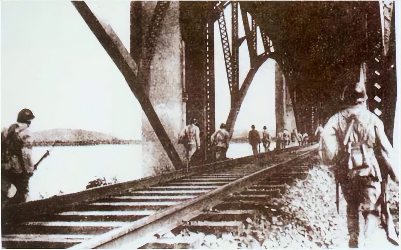 副艇长和小卖店老板娘偷情被举报，竟意外揭开特务惊天阴谋