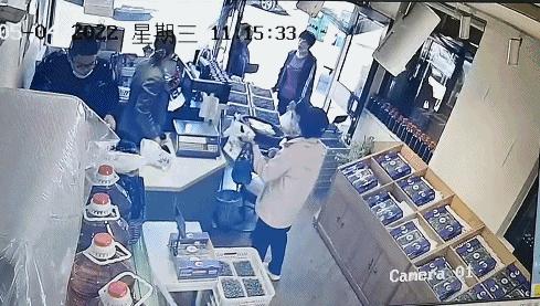 警察抓小偷高能瞬间,监控画面抓小偷