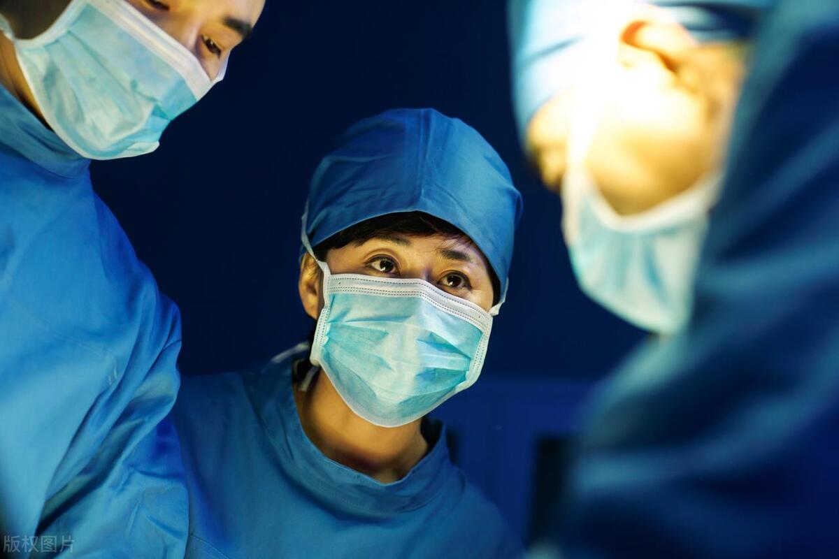 少年腹痛一年查出巨瘤,年轻小伙腹痛去医院