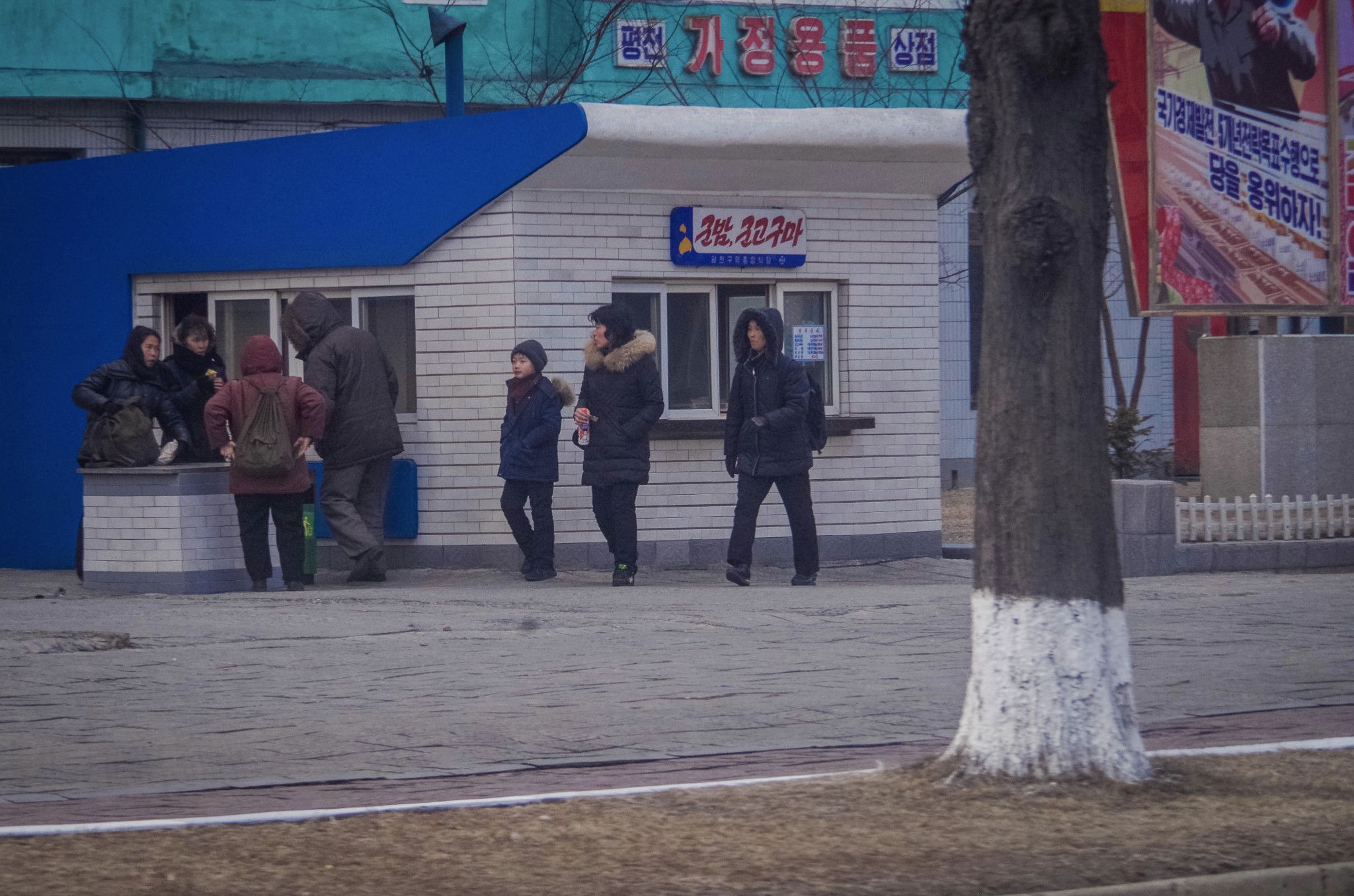 走进朝鲜，平壤街面的小卖部都能买到什么？当地消费让游客很开心