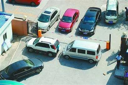 私家车堵小区门口归谁管,汽车堵消防通道打什么电话