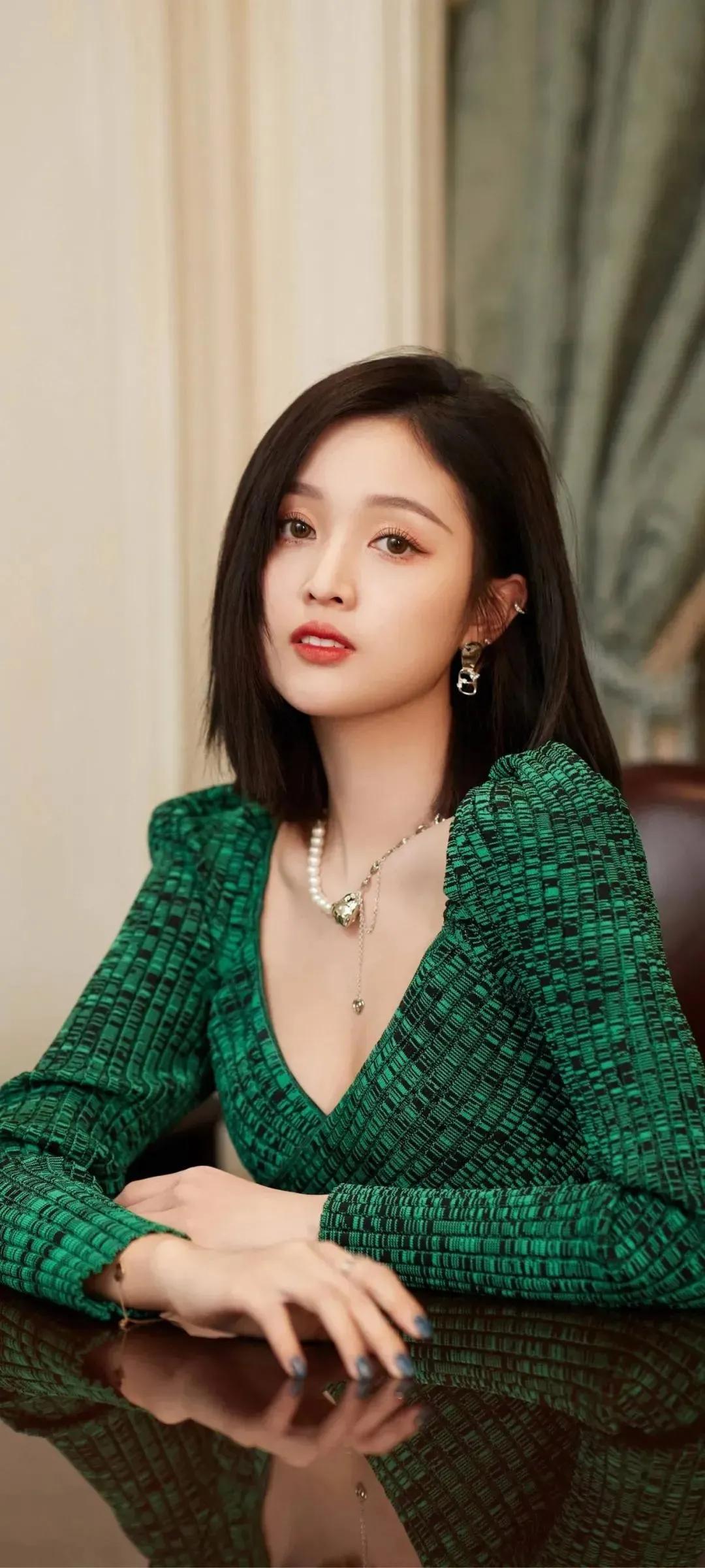 演4部剧，收入上亿元，日收入30万以上，娱乐圈的豪，无人可知