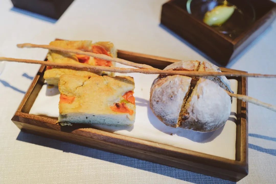 配备一星米其林黑珍珠餐厅,比米其林黑珍珠高端的餐厅