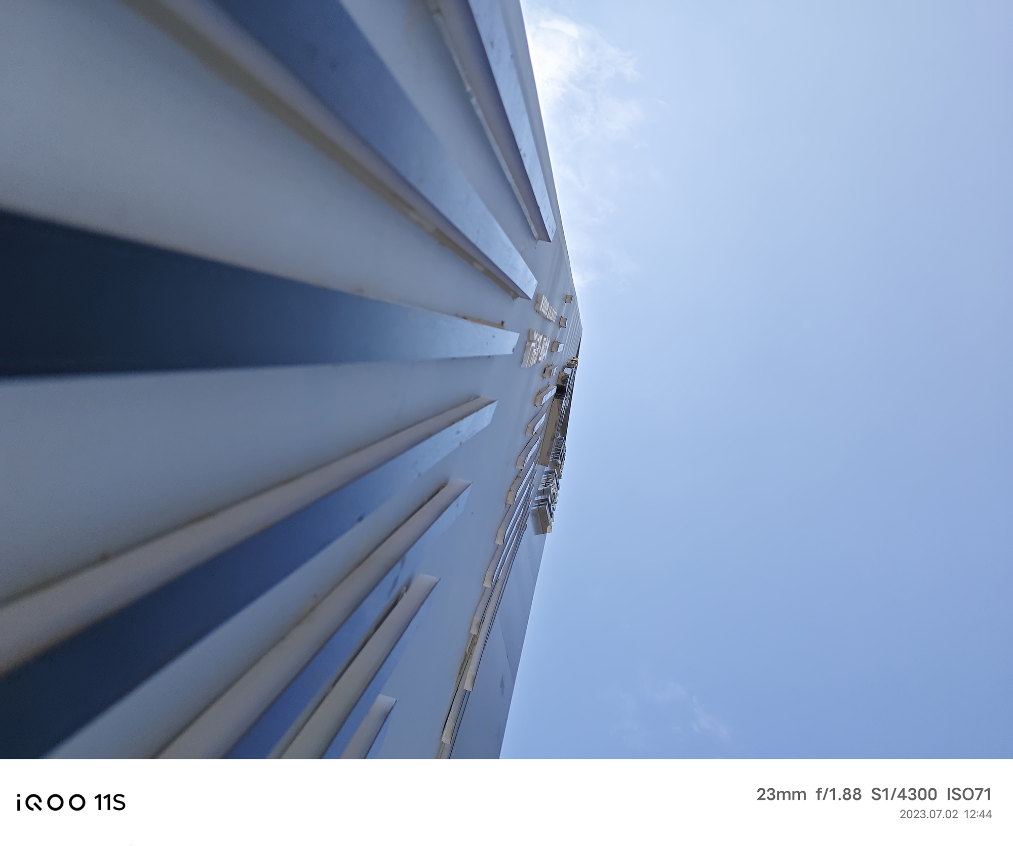 iQOO11S掀翻行业小饭桌，友谊小船真翻了：Super标准杯电竞旗舰