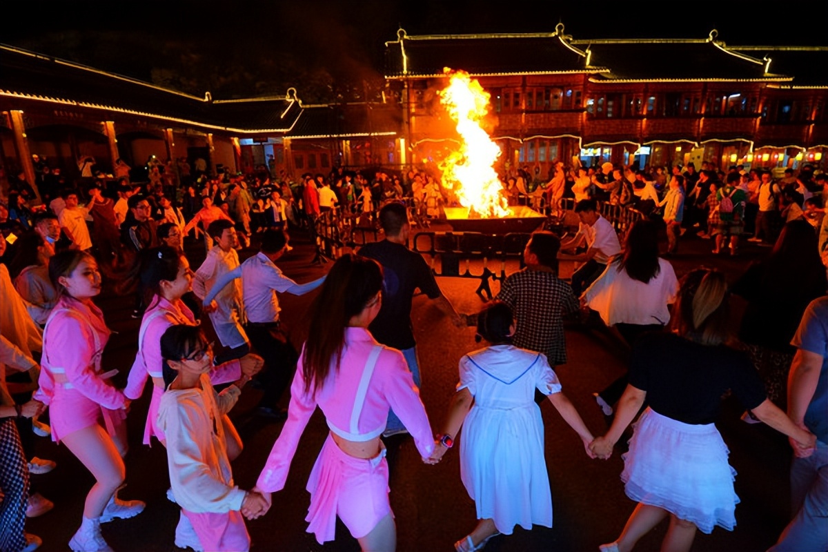 羊狮慕与张家界哪个好,江西明月山和羊狮慕哪个更值得去