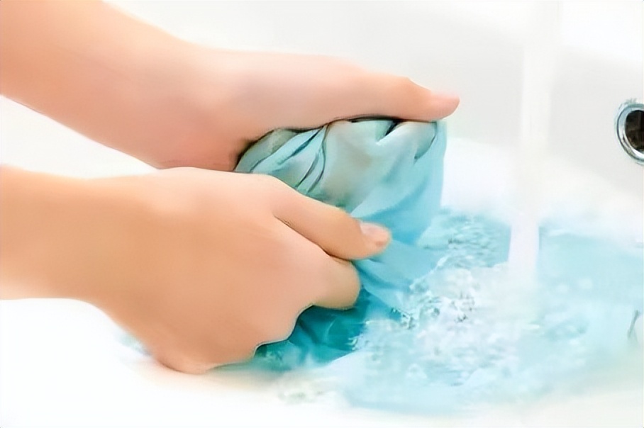 女童女裤有黄渍正常吗,女童裤上有血是怎么回事