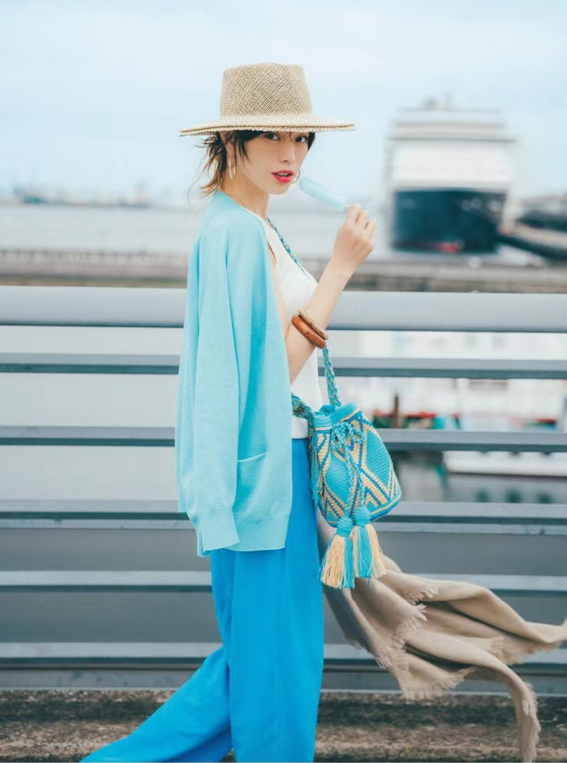 夏季多巴胺配色穿搭,以白色为底色的多巴胺穿搭