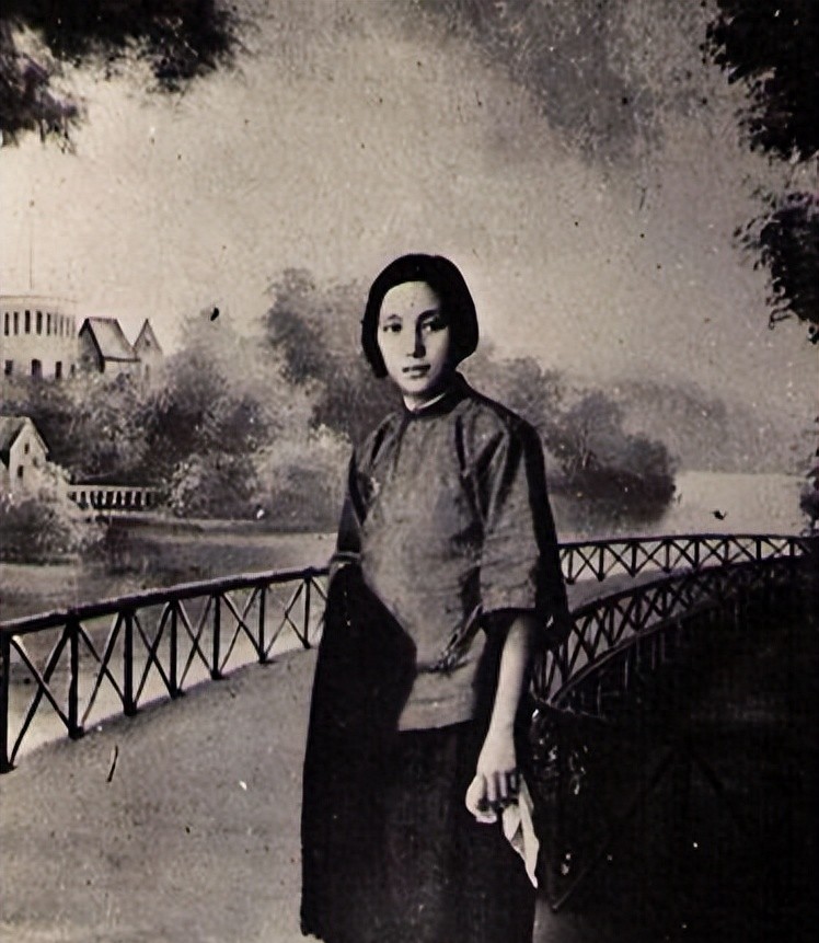 敌人用刀割去了他的战袍,敌人用刀刺到脸