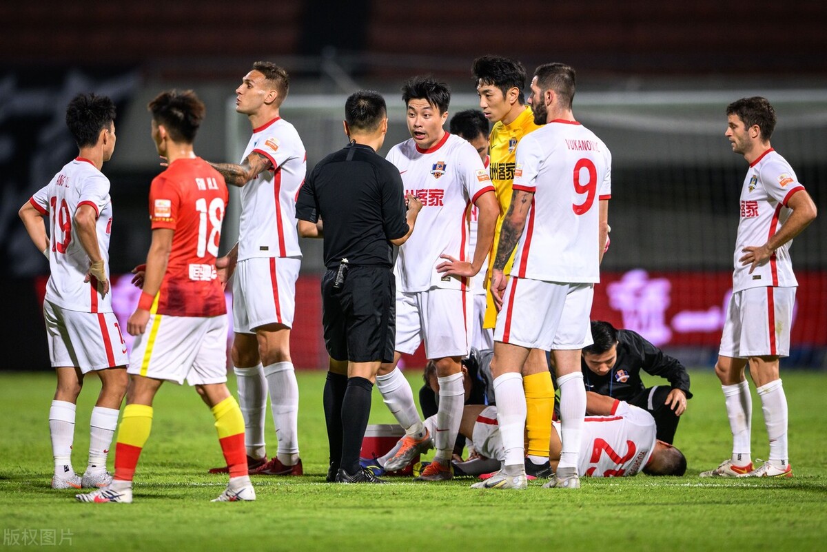 中超赛场爆发大规模冲突裁判是谁,中超比赛裁判引发冲突