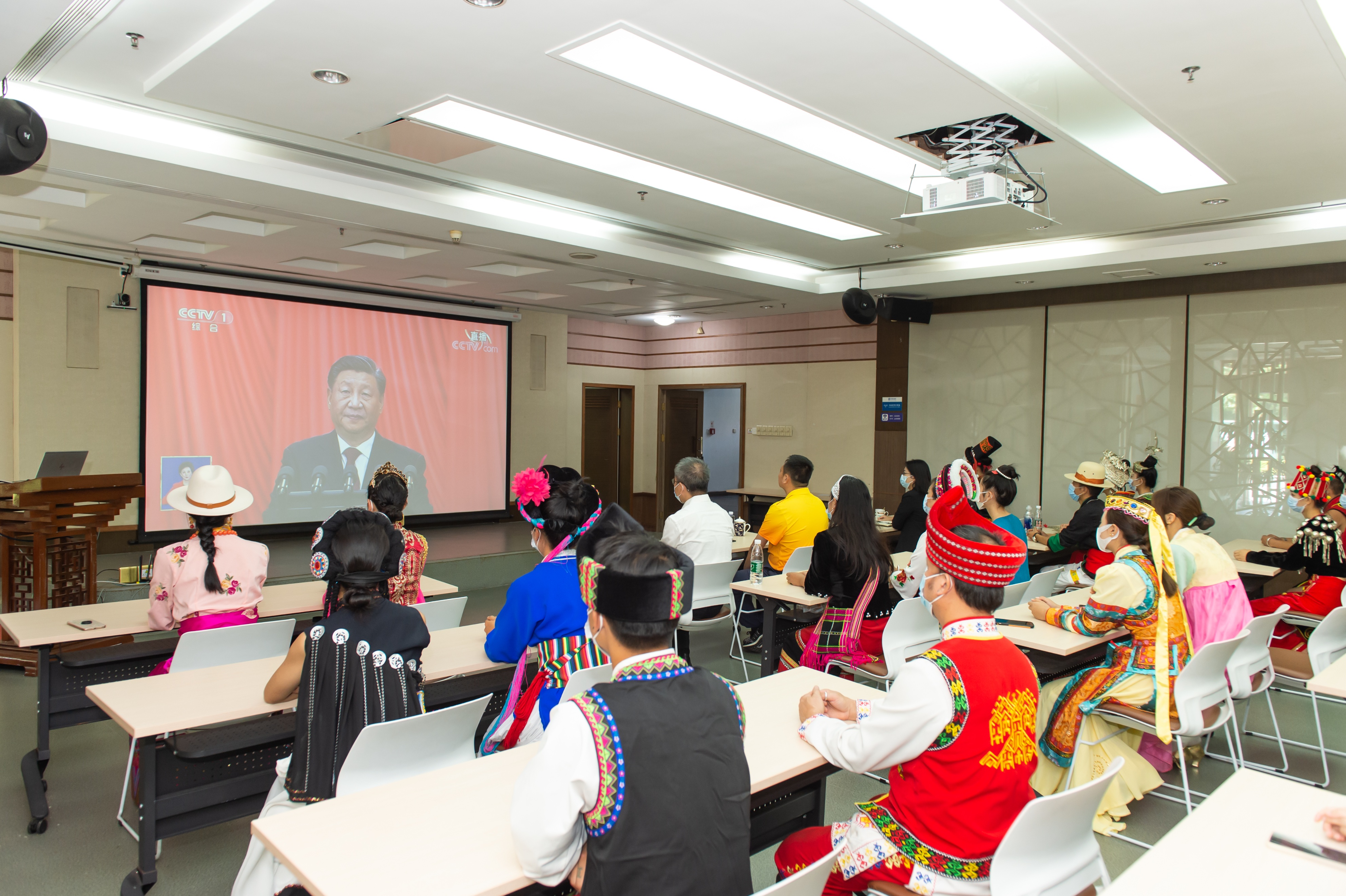 团结奋进创造新业绩凝心聚力迈上新台阶——全国各地文化和旅游工作者认真收看收听*党**的二十大开幕盛况