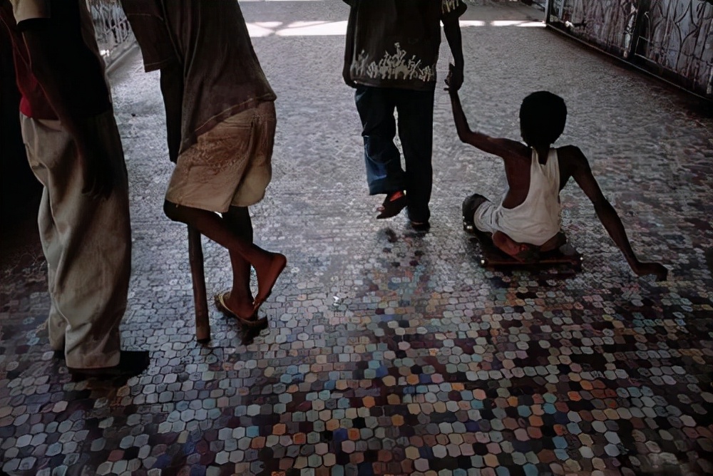 故事:非洲22岁小伙吃沙子上瘾,一天要吃五斤,身体发生怎样改变