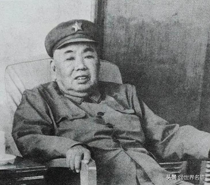 1980年*国锋华**视察南京军区，*世友许**称病不见，*国锋华**亲自登门拜访