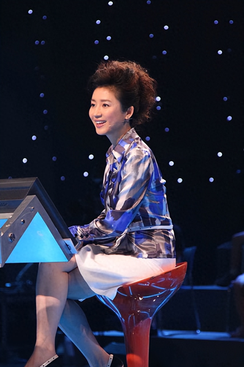 央视一姐王小丫的视频,央视主持人王小丫2000年身体状况