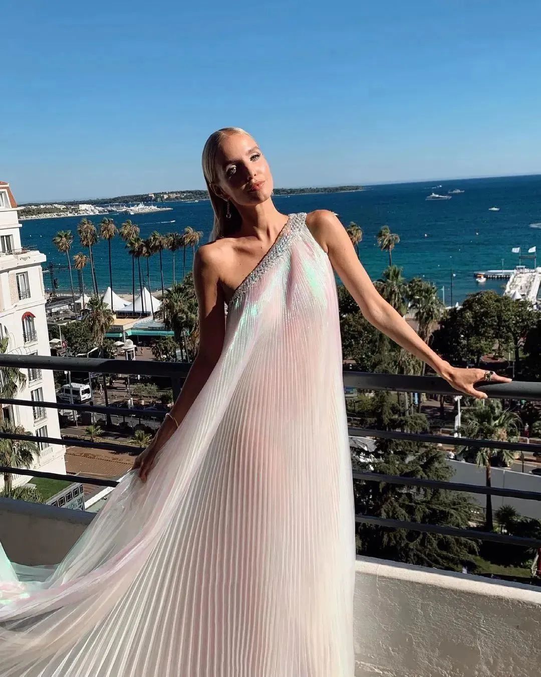 关晓彤惊艳红毯图片,关晓彤红毯惊艳瞬间