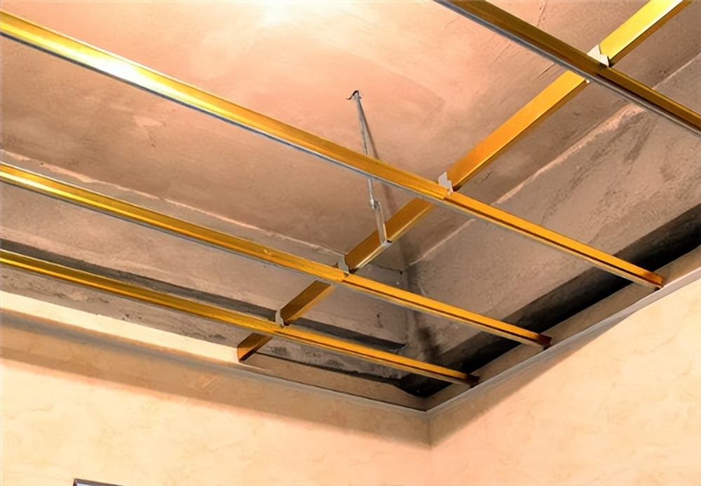 轻钢龙骨吊顶与木龙骨吊顶贵多少,装潢吊顶用木龙骨好还是轻钢龙骨